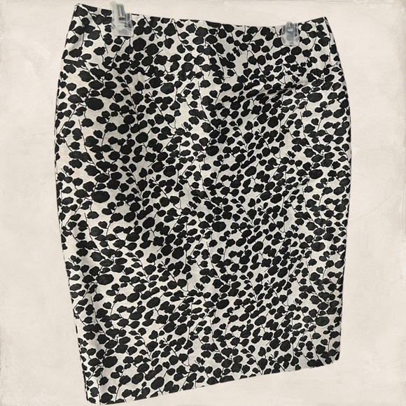 Lundstrom Dresses & Skirts - A gorgeous Lundstrom skirt in size 8